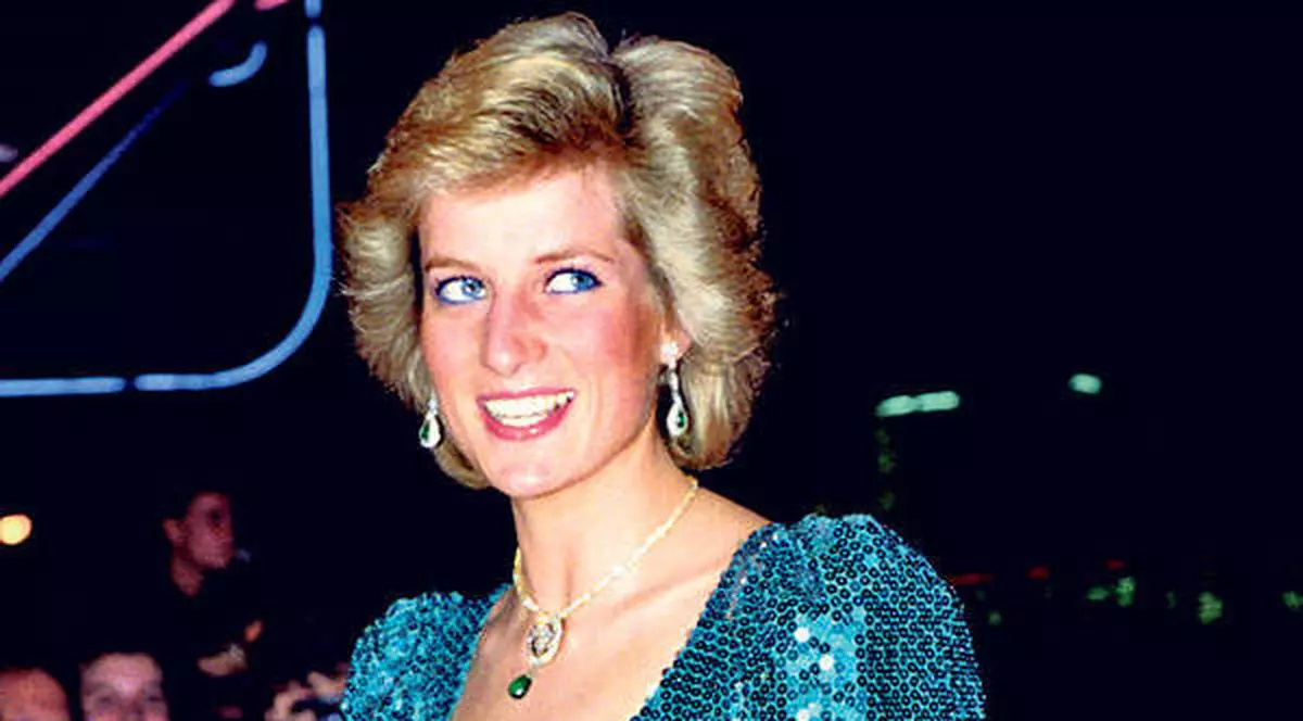 O rochie a fost vândută cu 200.000 de dolari! Află ce vedetă internațională mega-iubită a purtat-o!  