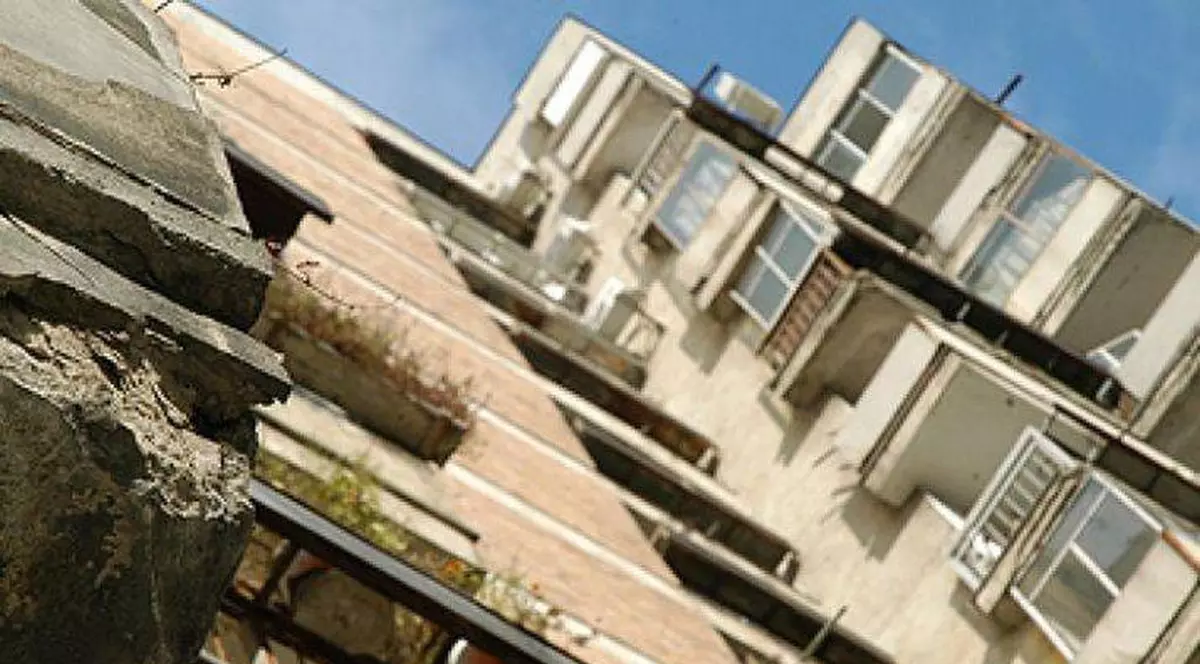 O adolescentă de 16 ani s-a aruncat goală de la etaj, după ce a fost violată de patru bărbaţi