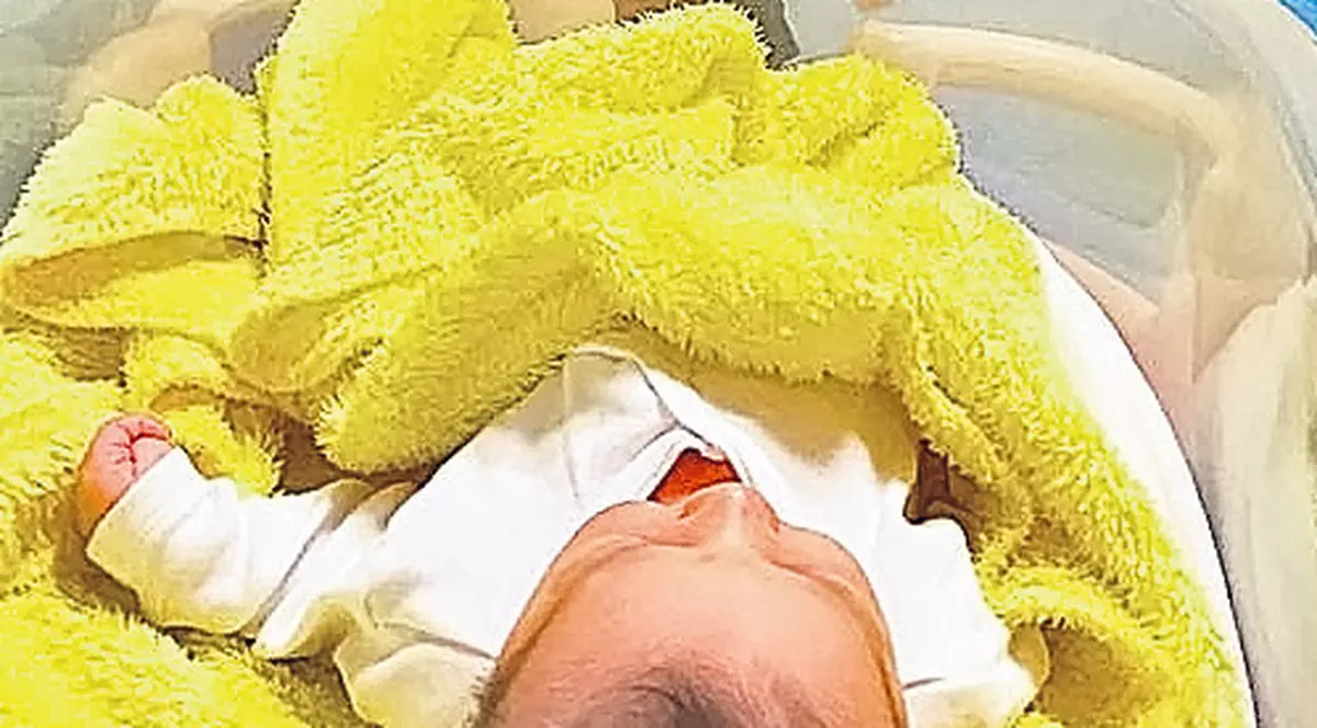 A plâns când şi-a văzut fiica! Măruţă a asistat la naştere… de dincolo de geam