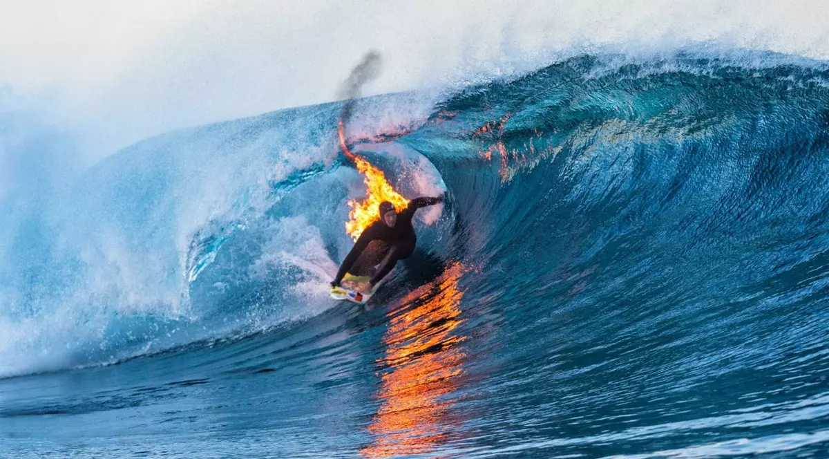 A făcut surfing cu combinezonul în flăcări / VIDEO