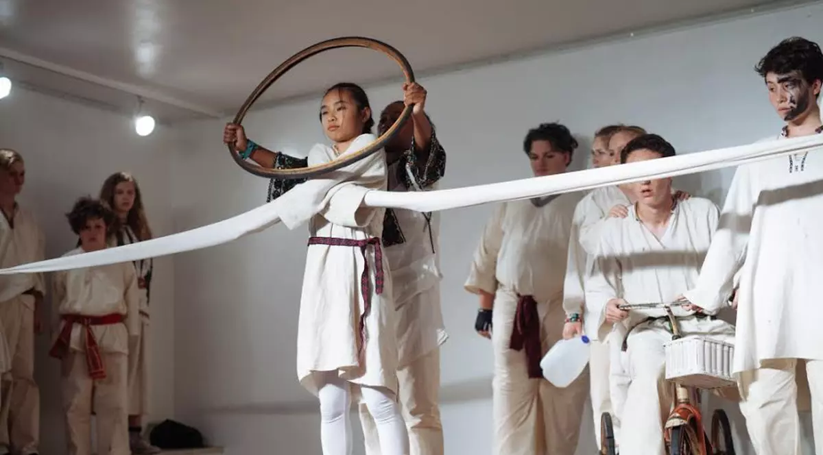 Harap-Alb a ajuns la New York. 18 copii americani joacă în poveste