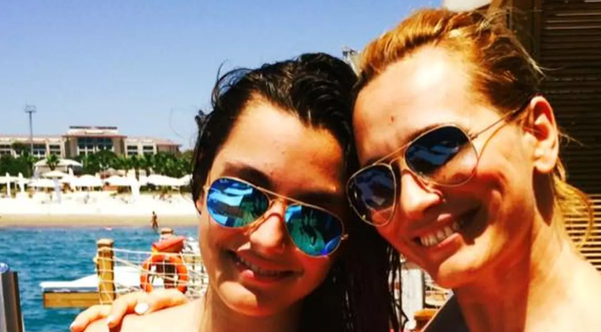 Andreea Esca, SENZAȚIONALĂ în costum de baie. În ce formă este știrista! Ea ca ea, dar CE BINE ARATĂ FIICA FOTO