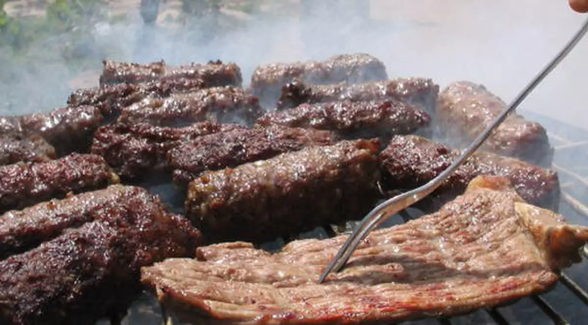 DOUĂ GREȘELI pe care le facem când pregătim grătarul! Nu te-ai fi gândit că nu e bine