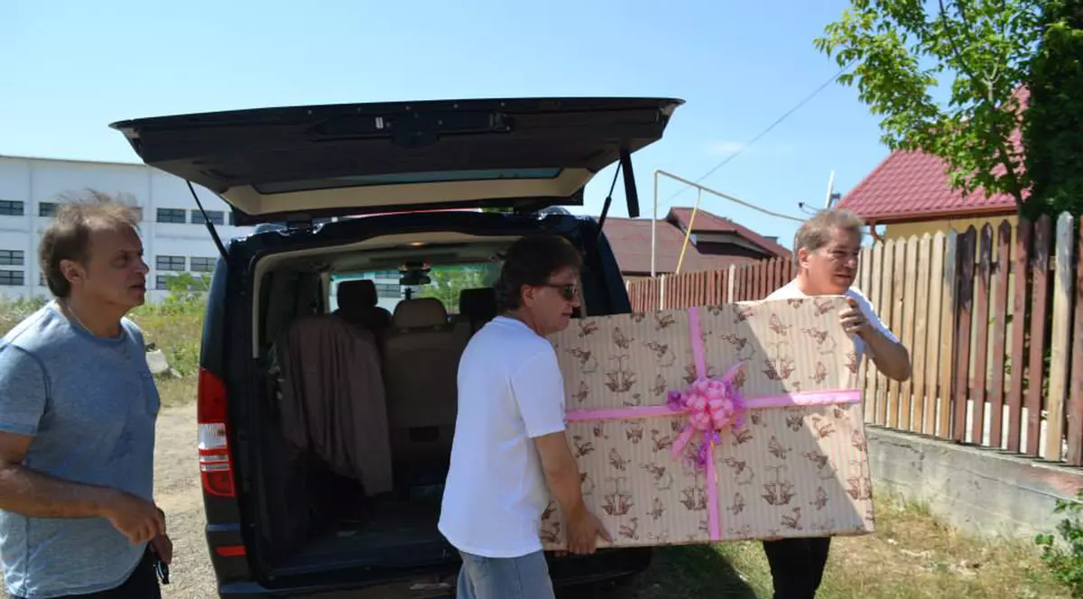 Gest emoționant făcut de cea mai populară trupă de la noi! Au dus un microbuz cu multe cadouri la un centru social