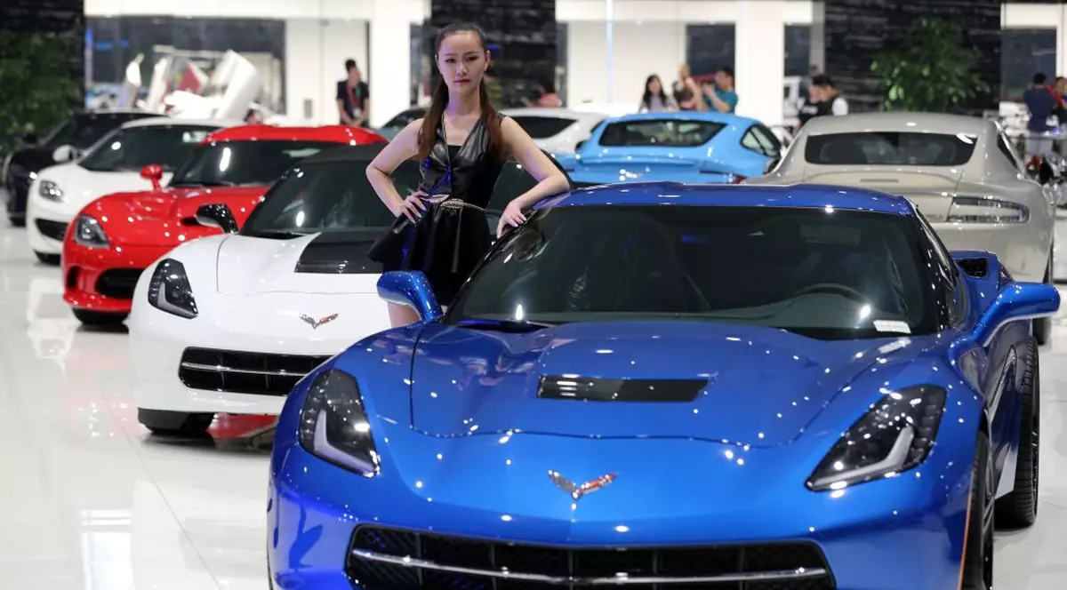Bancul Zilei: O doamnă intră la un dealer de maşini de lux 