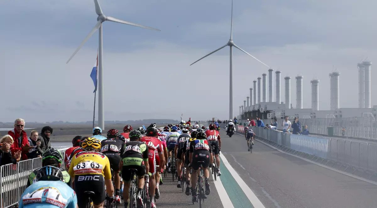 Cancellara s-a îmbrăcat în galben, Nibali a avut probleme mecanice / FOTO&VIDEO