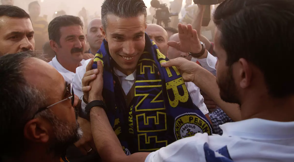 Robin Van Persie a ajuns la Istanbul să semneze cu Fenerbahce / GALERIE FOTO