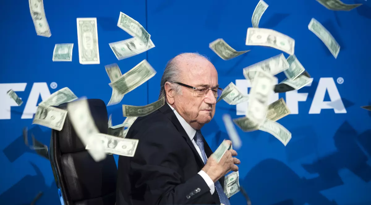 Atac la Sepp Blatter! Un britanic i-a aruncat cu bani falși în față șefului FIFA! "Ce mişto!", a reacţionat Helmuth Duckadam / VIDEO