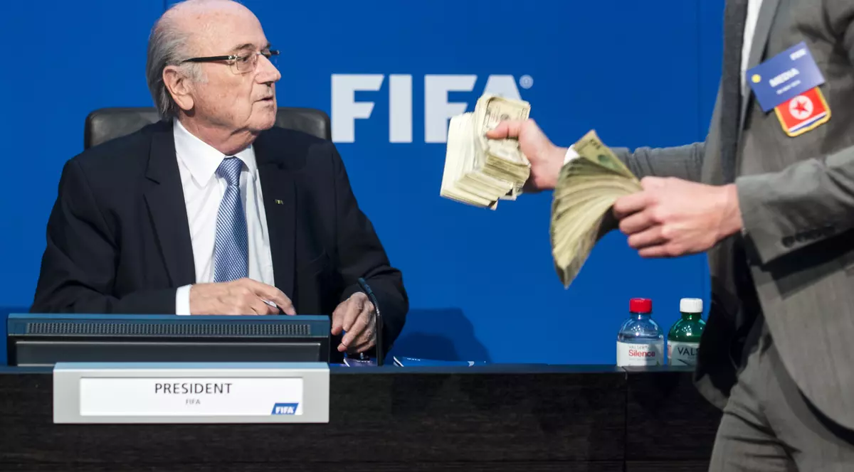 Actorul care a aruncat cu bancnote spre Blatter spune că banii nu erau falşi! Ce sumă a risipit