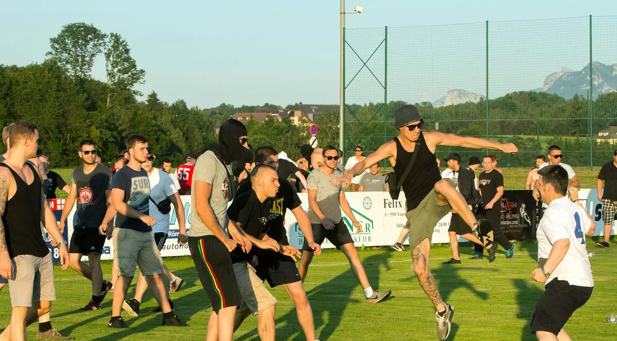 S-au bătut ca nebunii! 25 arestați, după un amical între Leeds și Eintracht Frankfurt! / FOTO și VIDEO