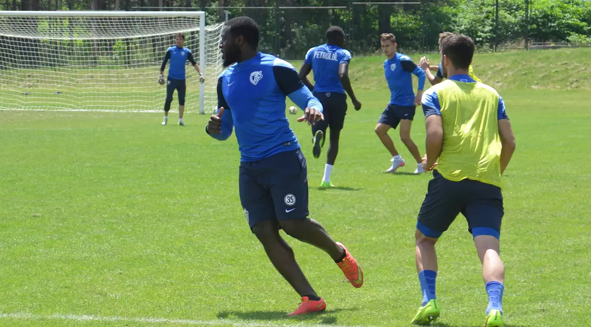 Dinamo a luat ce ”a scuipat” Petrolul: ”Bizonul” Gnohere a slăbit doar trei kilograme într-o lună de pregătire. Are 105!