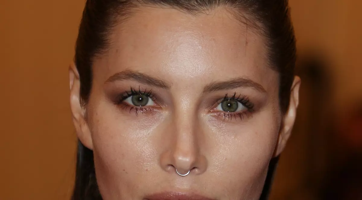 Cum poartă vedetele cercelul în nas? | FOTO