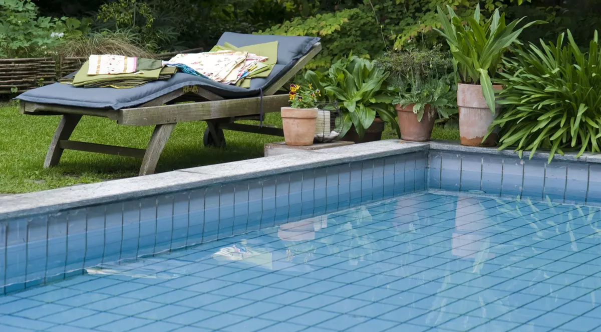 ATENȚIE! Ce se întâmplă dacă urinezi în piscină