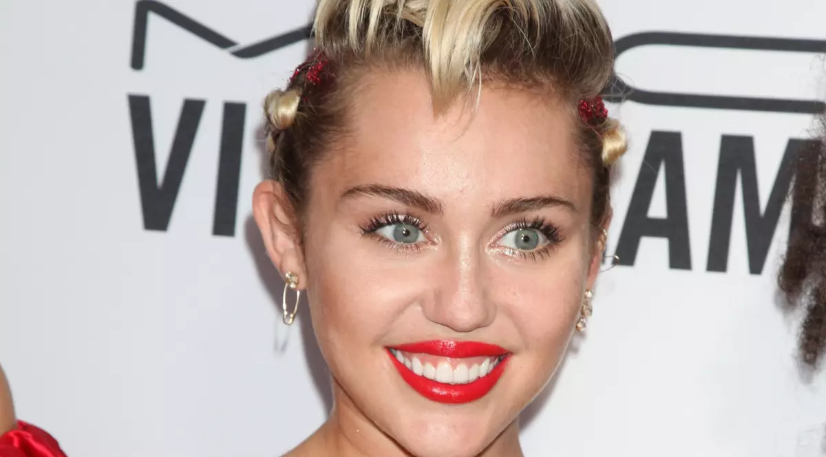 Miley Cyrus are de gând să se mărite cu prietena ei lesbiană. GALERIE FOTO