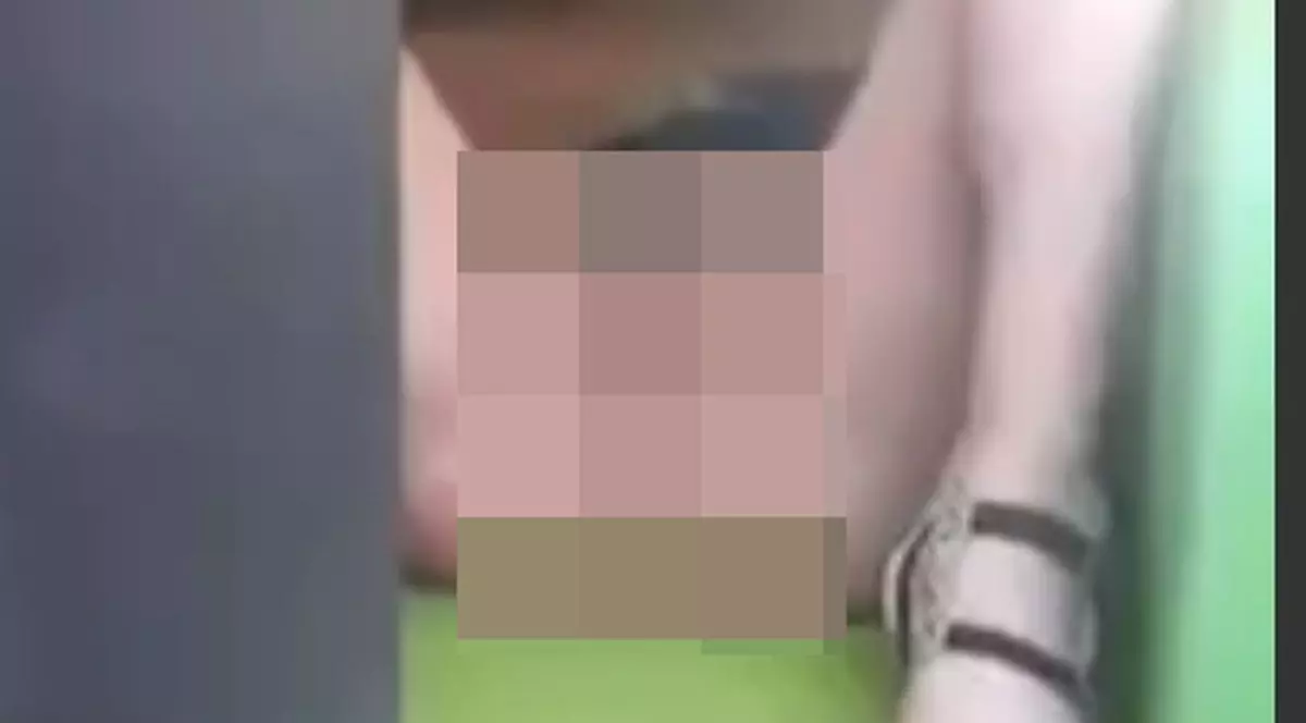 Imaginile cu o ardeleancă beată au ajuns virale. O femeie se autosatiface într-un restaurant | VIDEO 18+