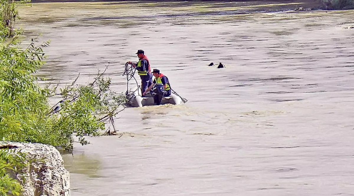 Polițist din Vrancea, dispărut în apele Siretului, după ce și-a salvat fiica de la înec 