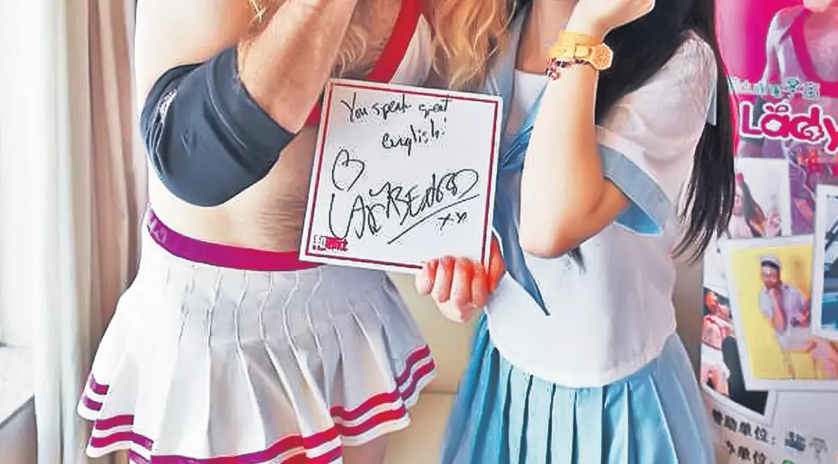 Sub rochiţă şi fundiţă, luptător de mare fiţă