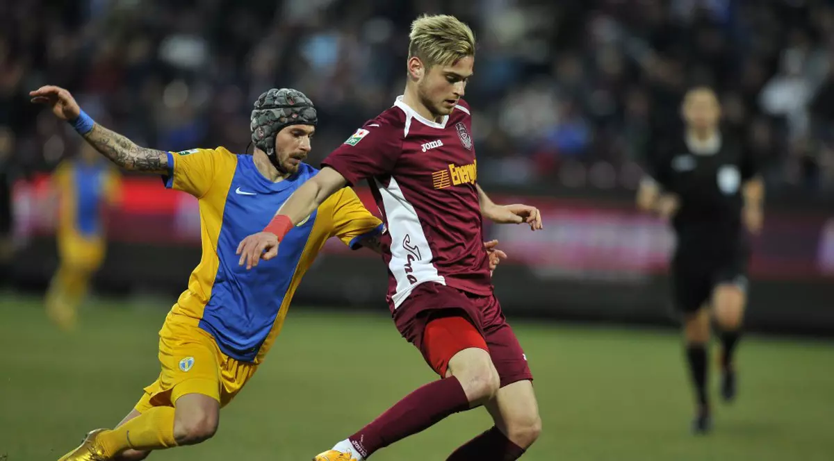 Tatăl internaționalului moldovean Cătălin Carp îi anunță pe fanii Stelei: ”E mai român decât liliecii care comentează despre el pe forumuri!”. ^Postul pe care a jucat până acum: ”subatacant”!!! / EXCLUSIV