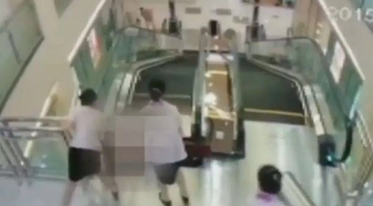 Tragedie la mall! O femeie a murit "înghiţită" de scările rulante VIDEO