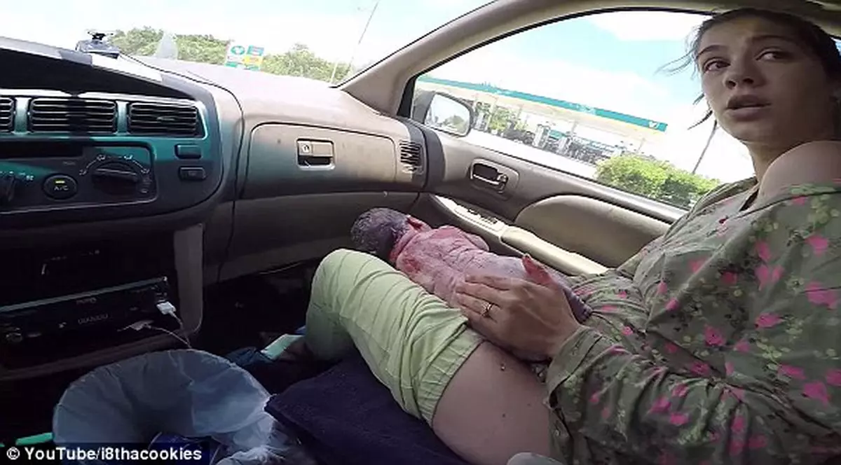 Un filmulet cu o femeie care naște în mașină, în trafic, urmărit de peste 8 milioane de oameni! A născut în doar 4 minute! Video uluitor!