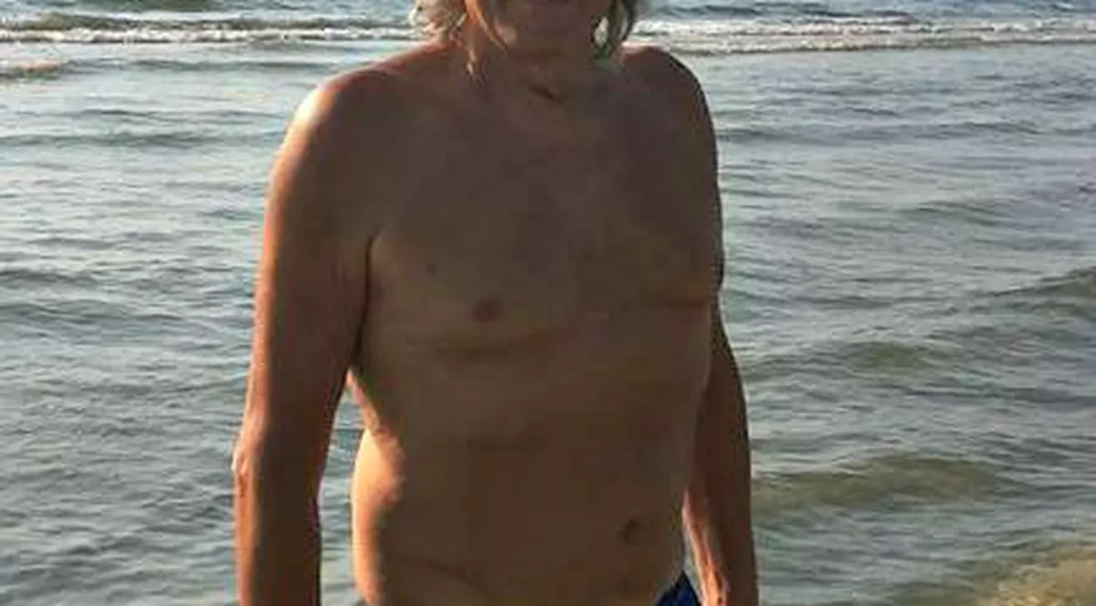 Mihai Constantinescu își încordează mușchii pe plajă la 69 de ani!