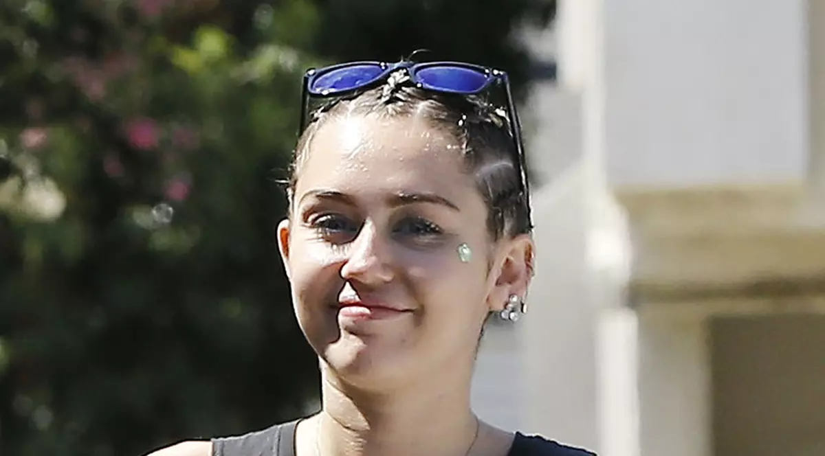 Miley Cyrus chiar a înnebunit de tot? Uite cum s-a postat pe Instagram! Fanii sunt oripilați!