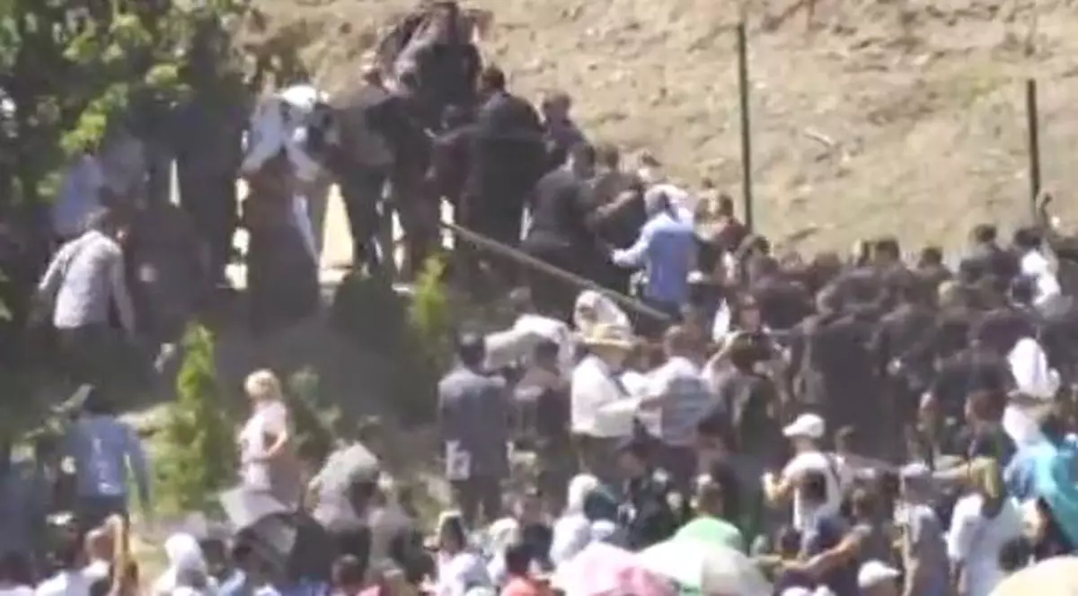 Premierul Serbiei a fost lovit cu o piatră în cap. Gestul lui a revoltat mulţimea furioasă VIDEO