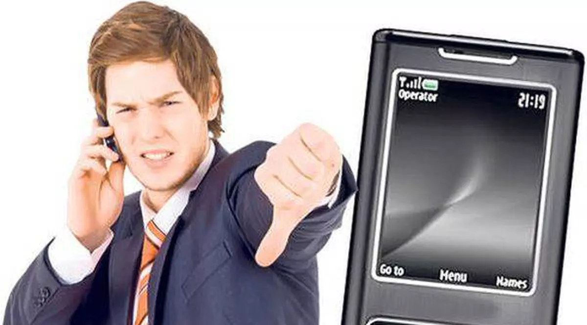 Noul drog al tinerilor români: telefonul mobil!