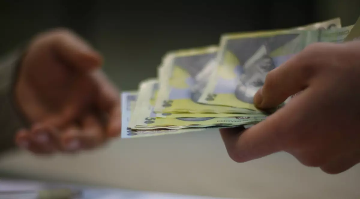 Lefurile demnitarilor se vor mări odată cu cele ale bugetarilor. Ce salariu va avea preşedintele României