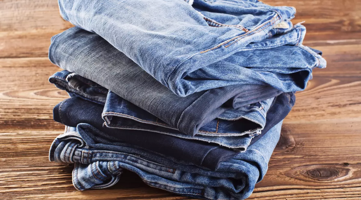 Ce se întâmplă cu blugii dacă îi bagi în congelator? Efectul este incredibil!