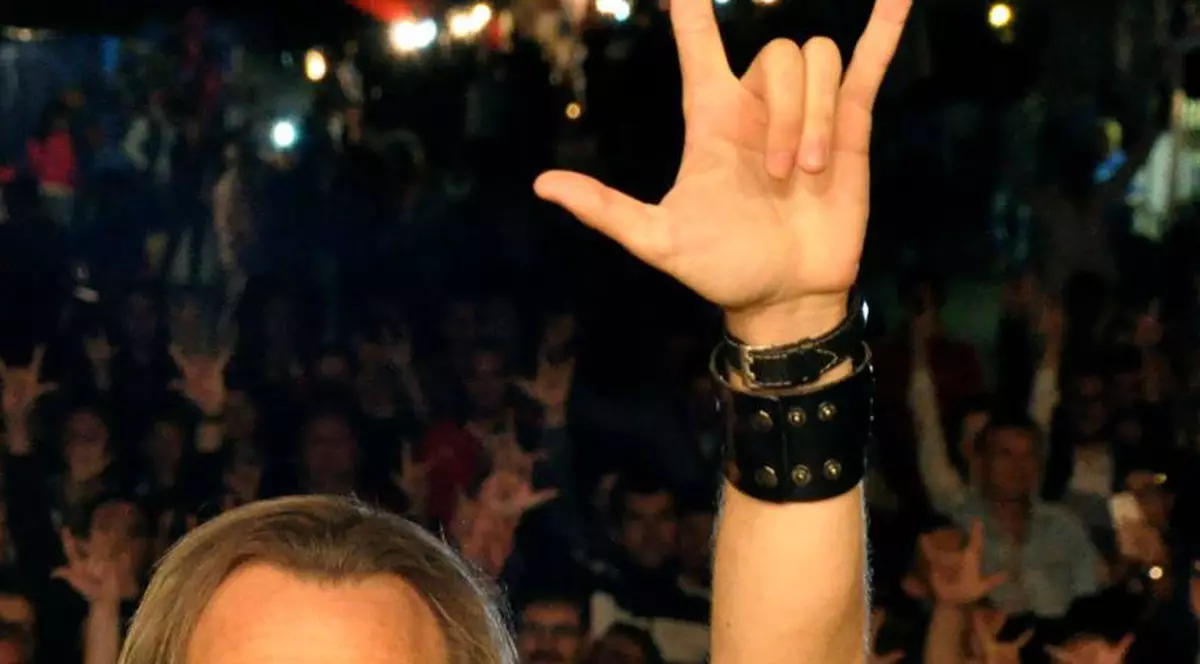 O mare vedetă de la noi a gafat grav pe scenă! Solistul s-a pozat făcând semne satanice cu crucea în mână