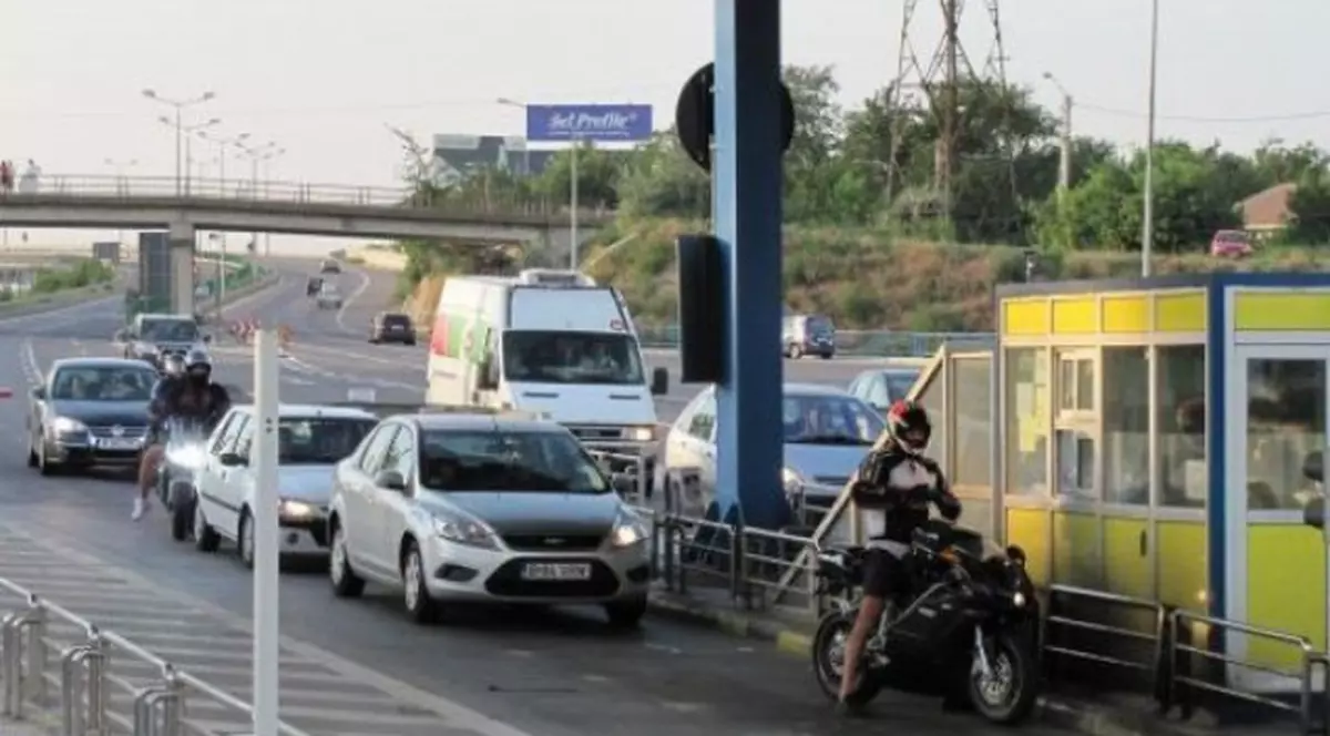 Cum plătești taxa de pod de la Fetești. Stație de taxare și mașini în coloană