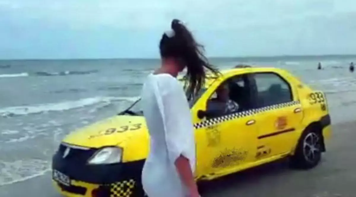 Ce a pățit taximetristul care și-a dus clientul pe plajă, până la șezlong | VIDEO