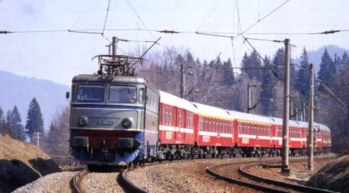 Accident şocant în Constanţa! Un tânăr care asculta muzică la maxim în căşti a fost călcat de tren