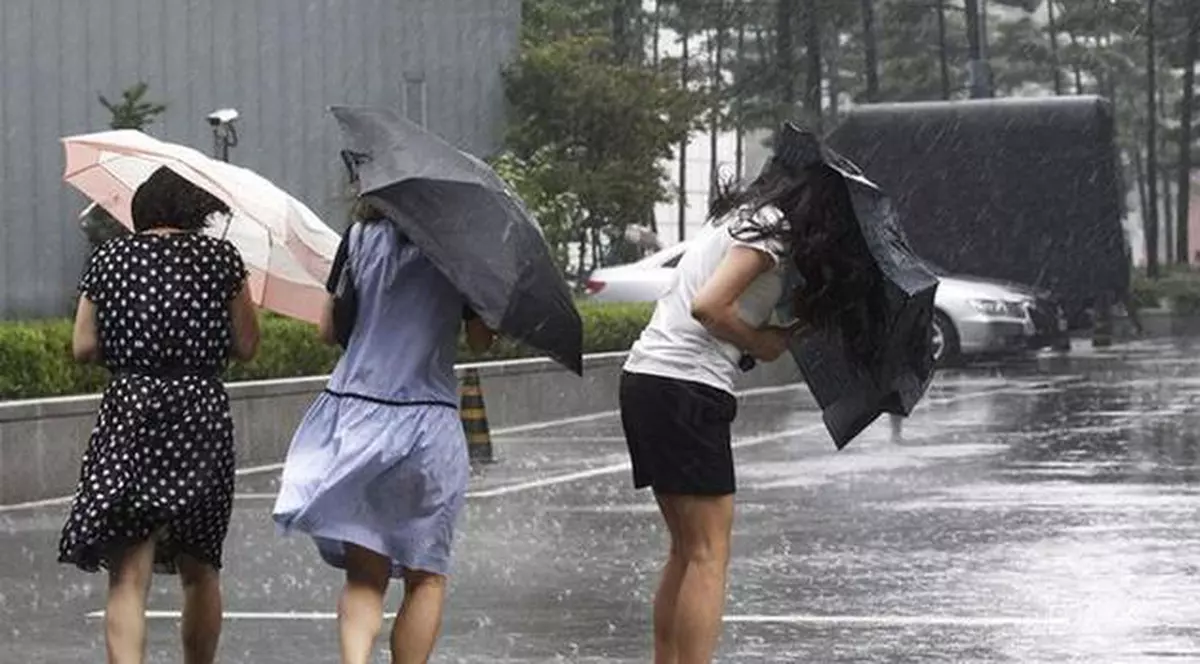 Avertizare NOWCASTING de PLOI şi VÂNT PUTERNIC. Vezi unde!