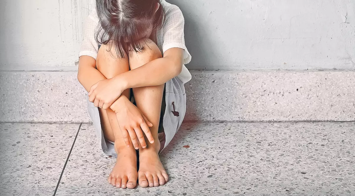 Adolescentă violată de propriul tată în Dâmbovița. Ce a făcut fata ca să scape de calvar