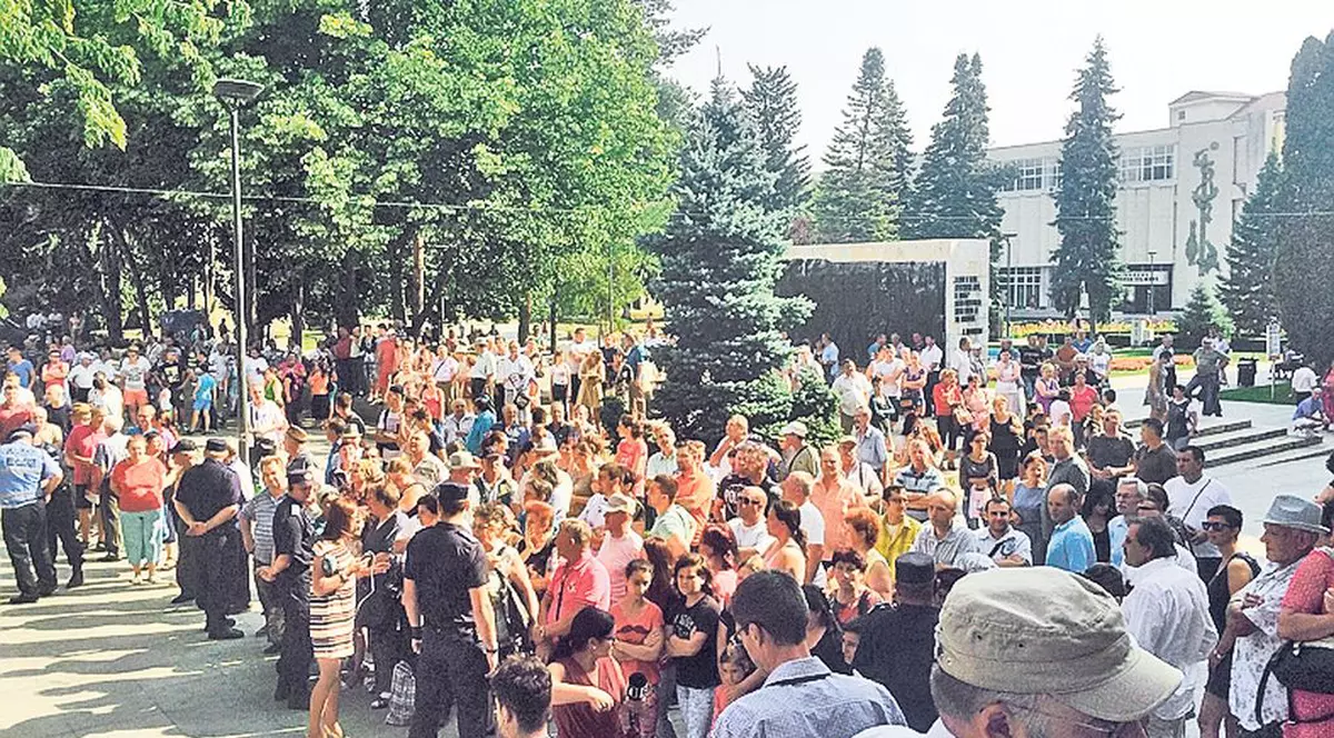 Au vrut să-i pedepsească în stradă! Sute de oameni s-au adunat în faţa tribunalului pentru a o susţine pe fata violată de cei 7 indivizi