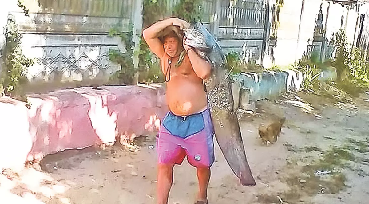 «A sărit peştele pe mine să mă muşte!»