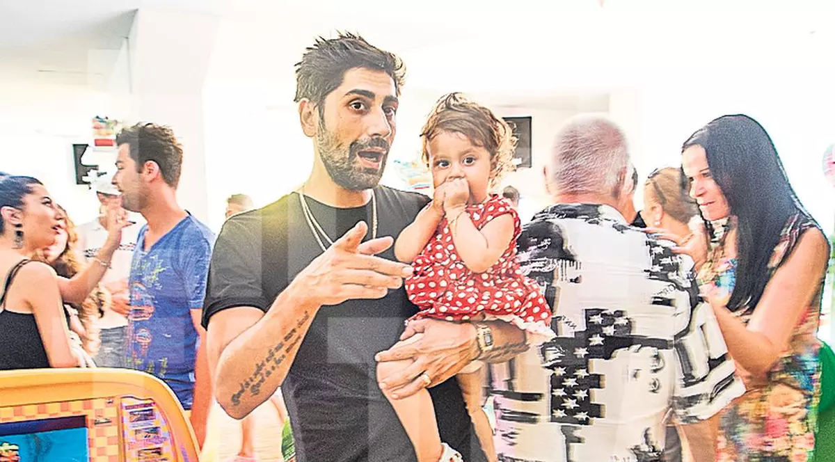 Au depăşit cumpăna! Connect-R şi-a scos fiica în lume, pentru prima oară după apariţia zvonurilor că ar fi grav bolnavă