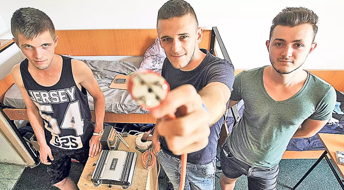 Doar noi scoatem muzica din priză!