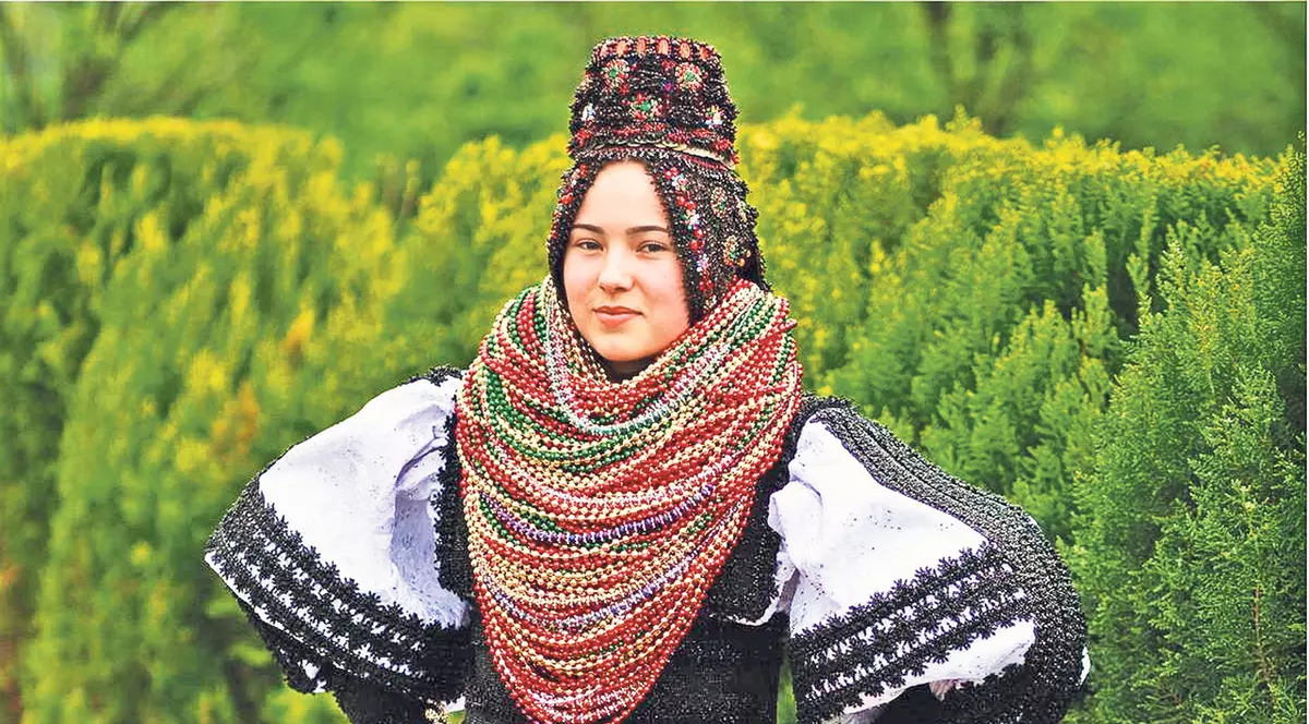 O croitoreasă din Ţara Oaşului  imbracă miresele în mărgele