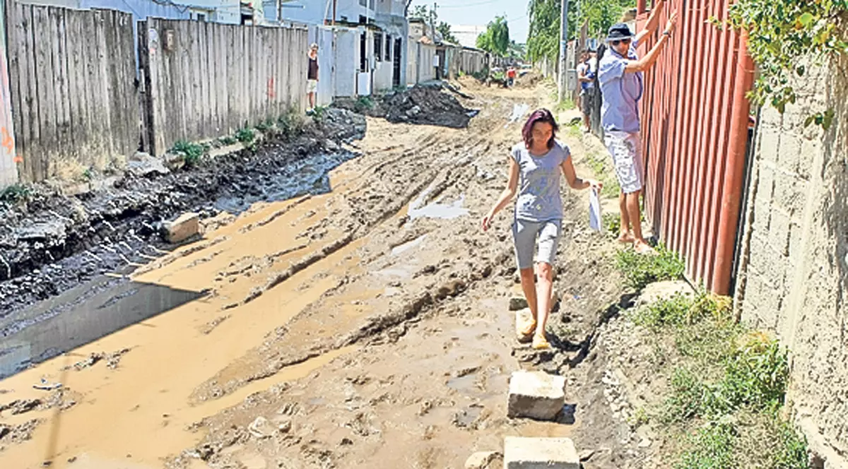 «Ne îngroapă mâlul»