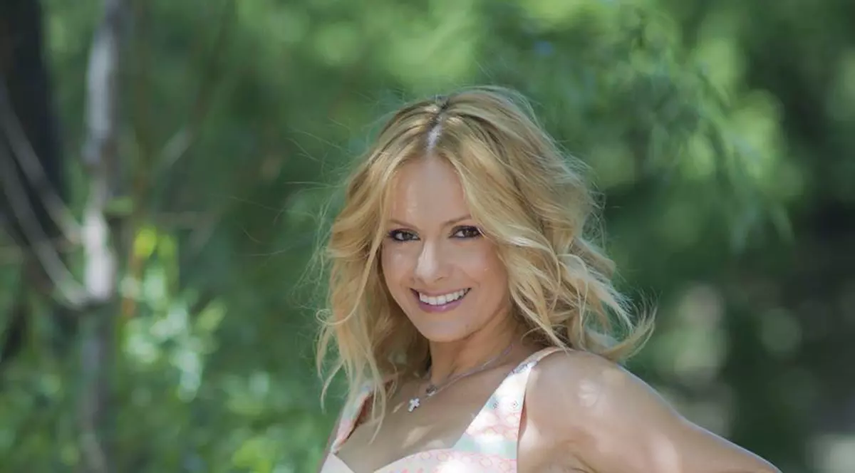 Brunetă şi îmbrăcată în haine lălâi. Uite cum arăta Simona Gherghe la 15 ani