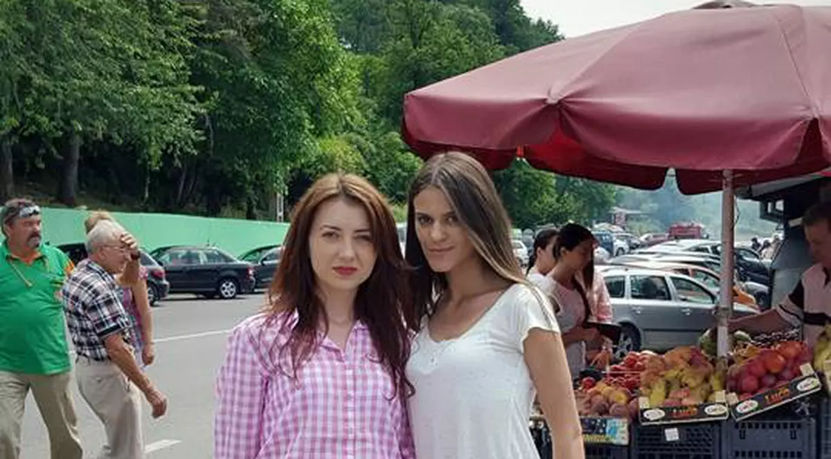 Ce au putut face două artiste de la noi. Au oprit un microbuz pentru propriile pofte!