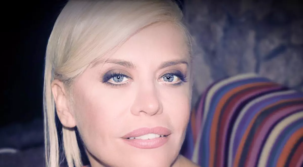 Loredana, mesaje şi filmuleţe XXX pe Facebook. Fanii sunt intrigaţi de postările artistei