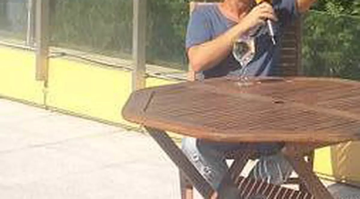 Trăistariu dat afară! Cântăreţul e foc şi pară