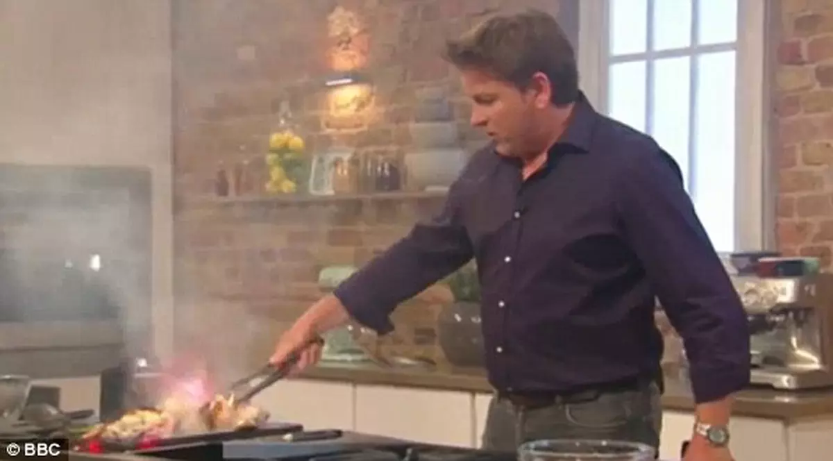 Gafă în direct! Ce a păţit un chef, în timp ce gătea într-o emisiune TV | VIDEO