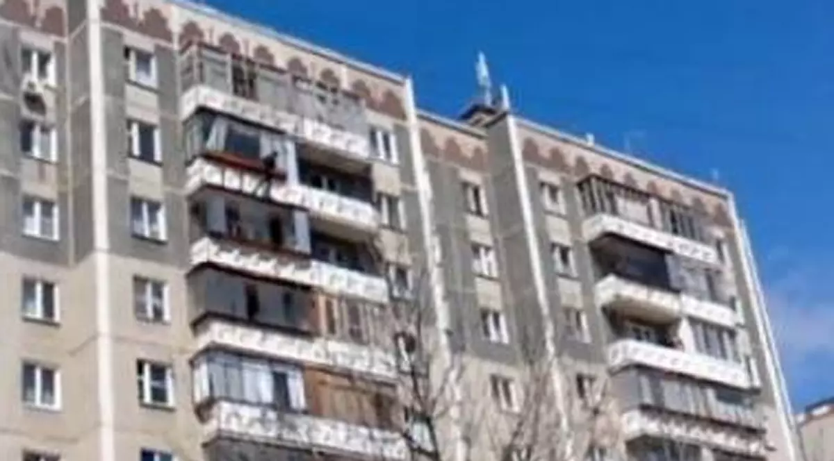 O adolescentă de 16 ani a murit când îşi făcea un selfie pe bloc. Cum s-a întâmplat tragedia