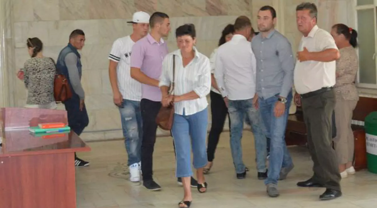 Gestul INCREDIBIL al mamei unuia dintre violatori, la proces. S-a apropiat de tatăl fetei violate şi...