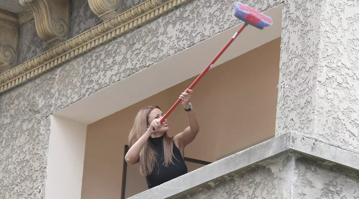 EXCLUSIV | Păzea, divă la mătură! Bianca Drăgușanu știe să facă și altceva decât să... se gătească! FOTO